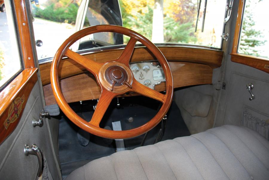  Pierce-Arrow Model 81 5-Passenger Sedan 1928 года  (фото 2 из 5)